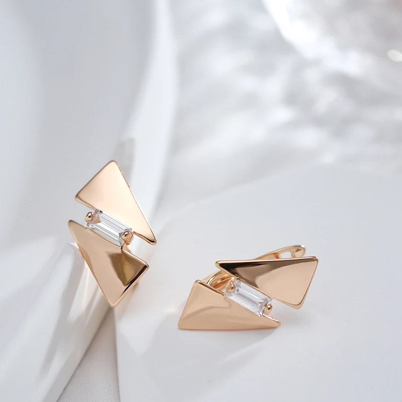 Par de Brincos Geométricos Triangulares com Detalhe de Zircônia Cúbica e Acabamento em Ouro Rosé 14K