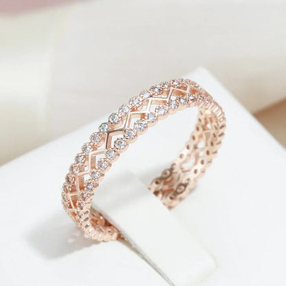 Anel Luxuoso com Duas Fileiras de Zircônias e Design Vazado em Zig-Zag, Acabamento em Ouro Rosé 14K