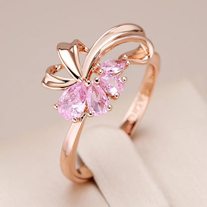 Anel Elegante com Design de Linhas Curvas e Zircônias em Rosa Choque, Acabamento em Ouro Rosé 14K