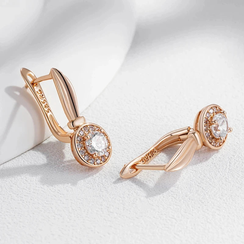 Par de Brincos Clássicos Redondos Cravejados com Zircônias e Acabamento em Ouro Rosé 14K