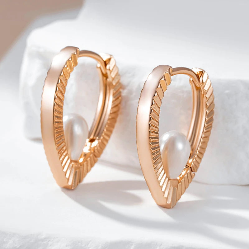 Par de Brincos em V Curvado com Pérola no Meio e Acabamento em Ouro Rosé 14K