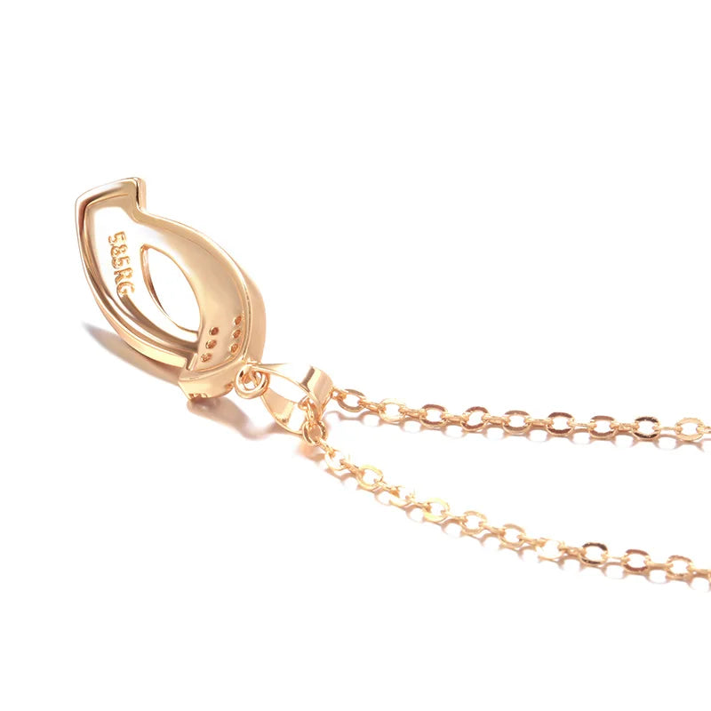 Conjunto de Brincos e Colar Geométrico Elegante com Curvas Delicadas e Zircônias Cravejadas, Acabamento em Ouro Rosé 14K