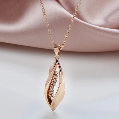 Conjunto de Brincos e Colar Geométricos Luxuosos Cravejados de Zircônias com Acabamento em Ouro Rosé 14K