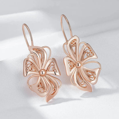 Par de Brincos Vintage de Flores Hibiscus com Acabamento em Ouro Rosé 14K