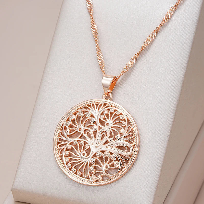 Colar Redondo com Design Oco de Flor Circular e Acabamento em Ouro Rosé 14K