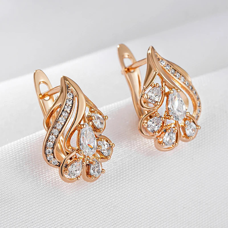 Par de Brincos Elegantes de Formas Curvas Cravejados de Zircônias com Acabamento em Ouro Rosé 14K