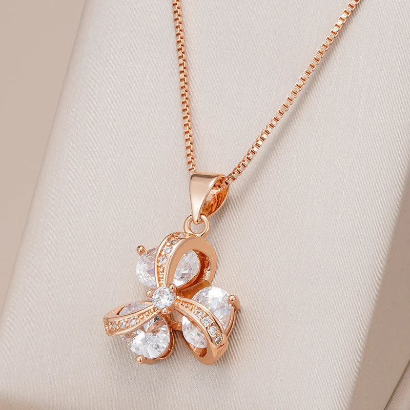 Colar de Flor com Design de Três Pétalas e Acabamento em Ouro Rosé 14K Cravejado de Zircônias