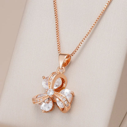 Colar de Flor com Design de Três Pétalas e Acabamento em Ouro Rosé 14K Cravejado de Zircônias