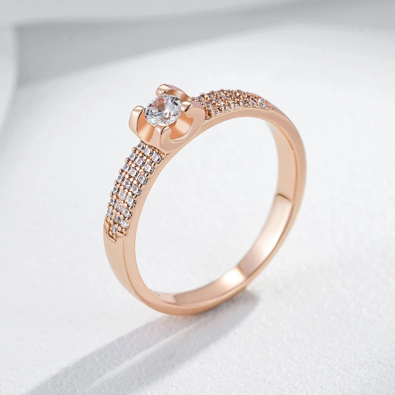 Anel Brilhante Minimalista com Zircônia Diamante Central, Cravejado de Zircônias, Acabamento em Ouro Rosé 14K