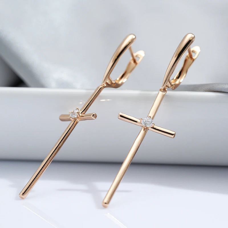 Par de Brincos Minimalistas de Cruz com Zircônia no Centro e Acabamento em Ouro Rosé 14K