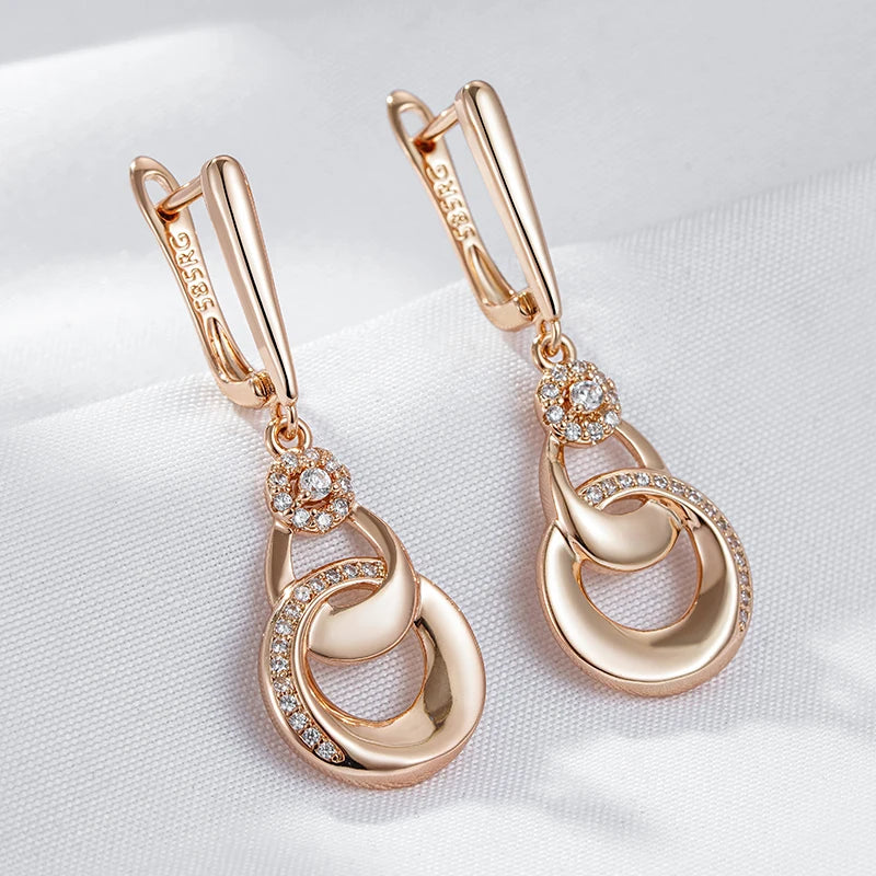 Par de Brincos Luxuosos de Argolas Cravejadas de Zircônias com Acabamento em Ouro Rosé 14K