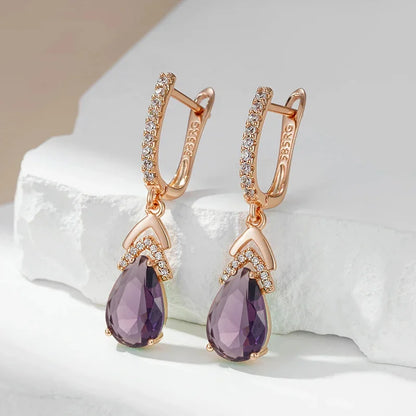 Par de Brincos com Zircônia Roxa em Formato de Gota e Detalhes Trapezoidais Cravejados de Zircônias com Acabamento em Ouro Rosé 14K