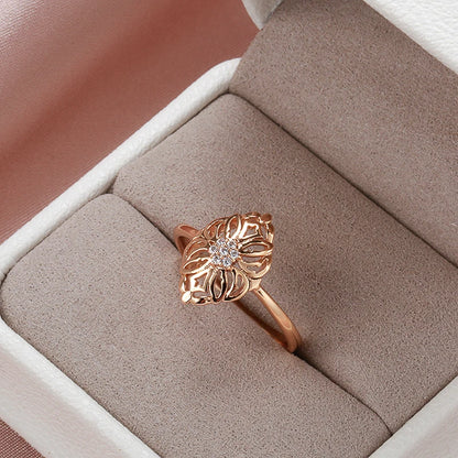 Anel Elegante de Flor Vazada com Zircônia Central e Acabamento em Ouro Rosé 14K