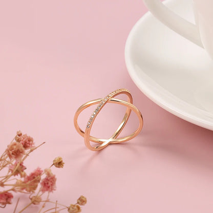 Anel Minimalista Duplo em "X" com Linha Lisa e Linha Cravejada de Zircônias, Acabamento em Ouro Rosé 14K