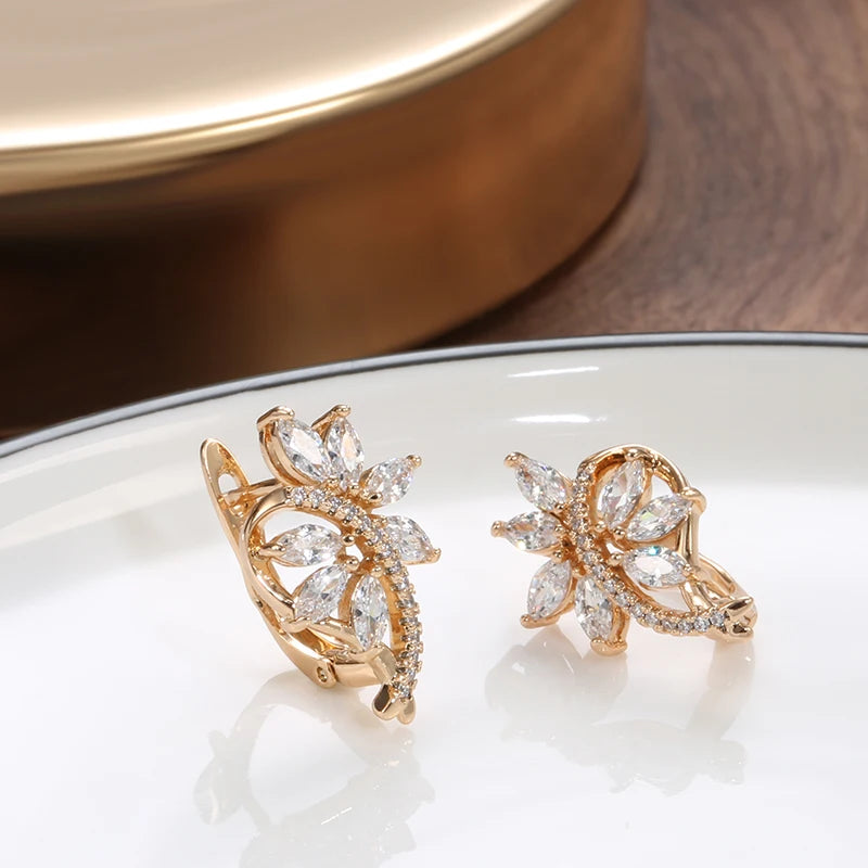 Par de Brincos de Flor com Pétalas de Zircônia e Acabamento em Ouro Rosé 14K