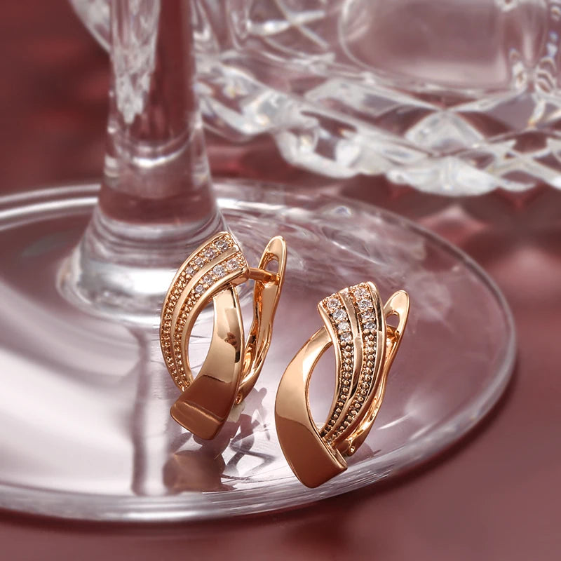 Conjunto de Brincos e Colar Geométrico Elegante com Curvas Delicadas e Zircônias Cravejadas, Acabamento em Ouro Rosé 14K