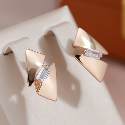 Par de Brincos Geométricos Triangulares com Detalhe de Zircônia Cúbica e Acabamento em Ouro Rosé 14K