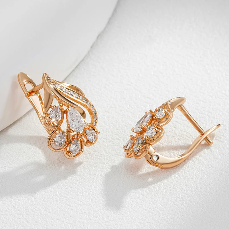 Par de Brincos Elegantes de Formas Curvas Cravejados de Zircônias com Acabamento em Ouro Rosé 14K