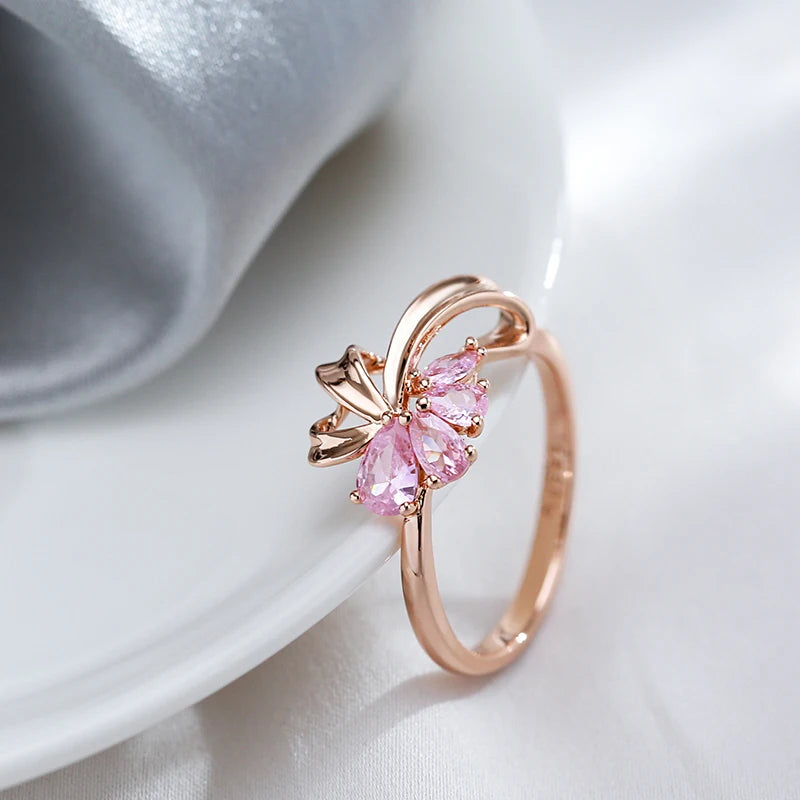 Anel Elegante com Design de Linhas Curvas e Zircônias em Rosa Choque, Acabamento em Ouro Rosé 14K