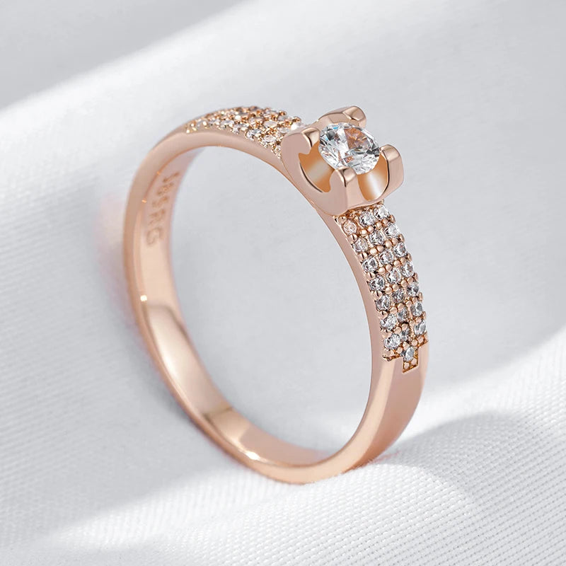 Anel Brilhante Minimalista com Zircônia Diamante Central, Cravejado de Zircônias, Acabamento em Ouro Rosé 14K