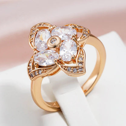 Anel Elegante de Trevo de Quatro Folhas com Zircônias Naturais e Bordas Cravejadas, Acabamento em Ouro Rosé 14K