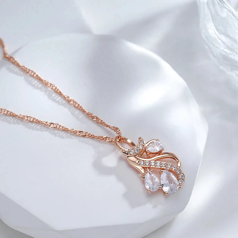 Colar Elegante com Design de Linhas Curvas e Acabamento em Ouro Rosé 14K Cravejado de Zircônias