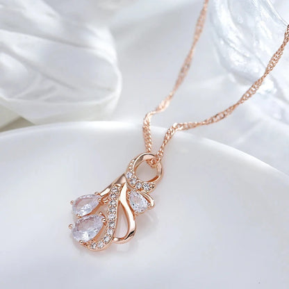 Colar Elegante com Design de Linhas Curvas e Acabamento em Ouro Rosé 14K Cravejado de Zircônias