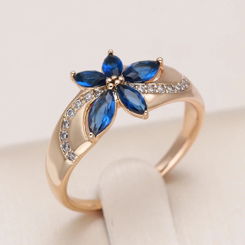 Anel Vintage com Flor de 5 Pétalas de Zircônia Azul e Detalhes de Zircônias Cravejadas, Acabamento em Ouro Rosé 14K