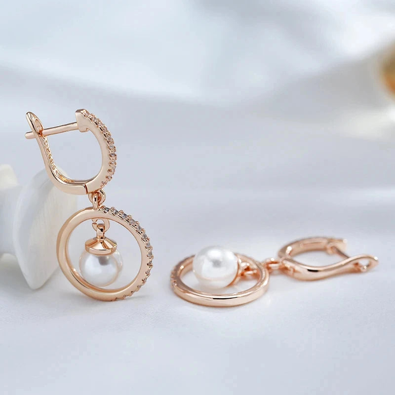 Par de Brincos Elegantes e Circulares com Pérola e Acabamento em Ouro Rosé 14K Cravejados de Zircônias