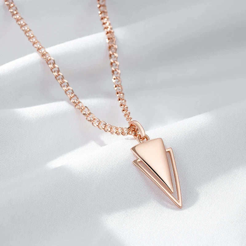 Colar Geométrico Minimalista com Acabamento em Ouro Rosé 14K Design Triangular