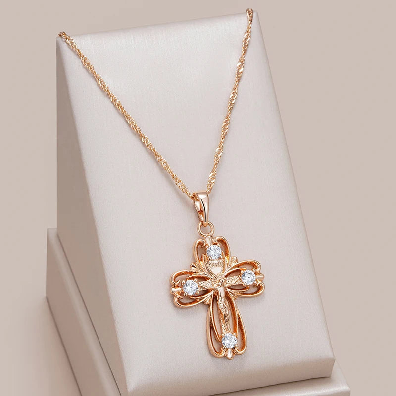 Colar Crucifixo Jesus com Acabamento em Ouro Rosé 14K e Zircônias nas Pontas