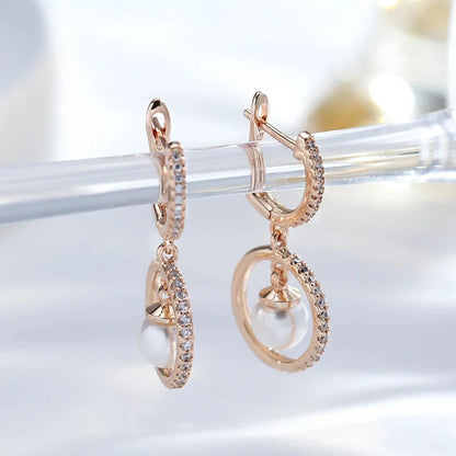 Par de Brincos Elegantes e Circulares com Pérola e Acabamento em Ouro Rosé 14K Cravejados de Zircônias