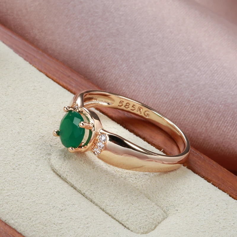 Anel Minimalista com Zircônia Central Verde e Zircônias Cravejadas nas Laterais, Acabamento em Ouro Rosé 14K