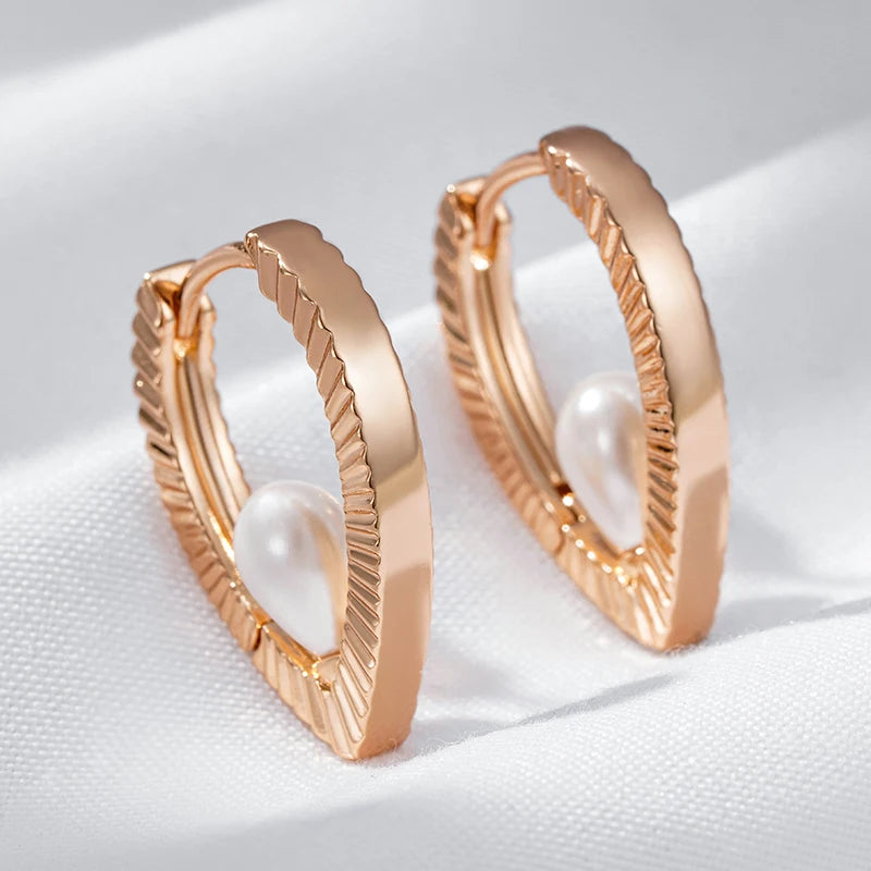 Par de Brincos em V Curvado com Pérola no Meio e Acabamento em Ouro Rosé 14K