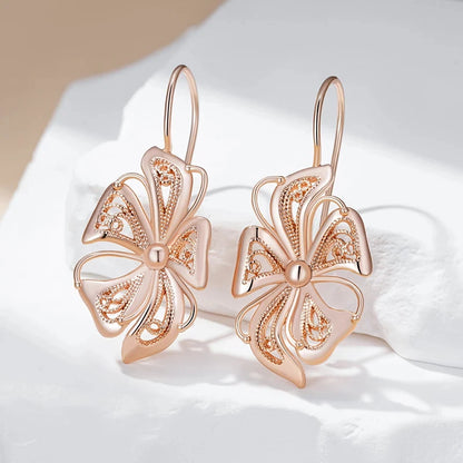 Par de Brincos Vintage de Flores Hibiscus com Acabamento em Ouro Rosé 14K