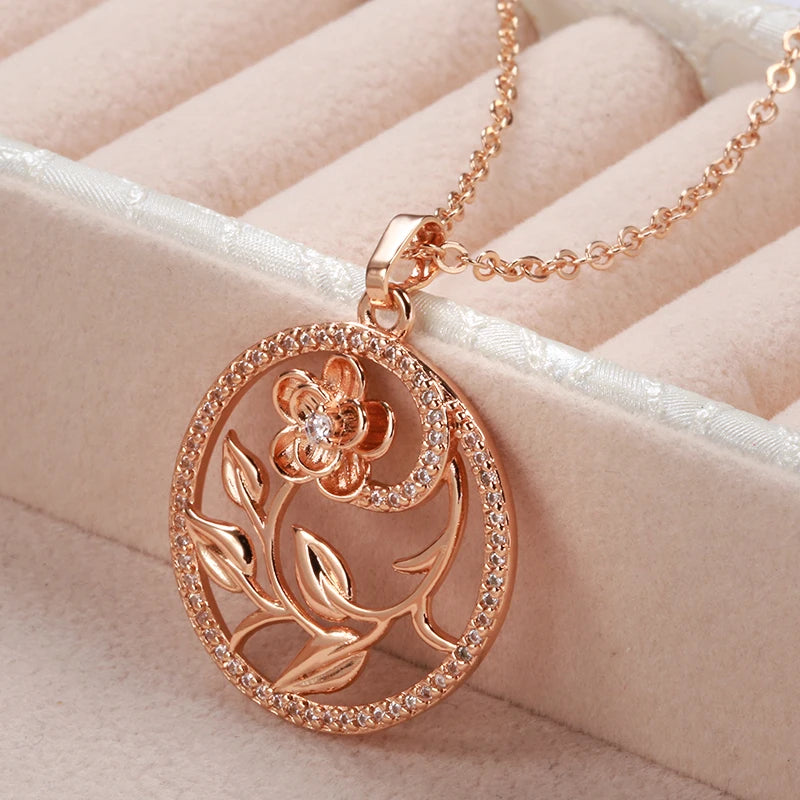 Colar Estilo Flores Vazadas com Acabamento em Ouro Rosé 14K Cravejado de Zircônias