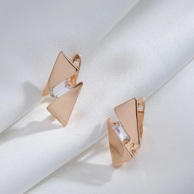 Par de Brincos Geométricos Triangulares com Detalhe de Zircônia Cúbica e Acabamento em Ouro Rosé 14K