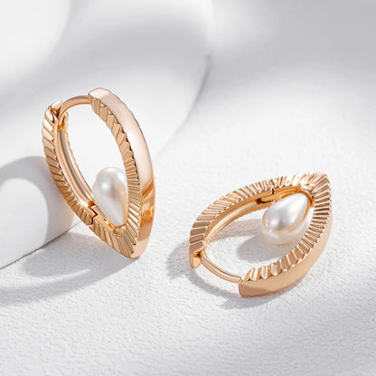 Par de Brincos em V Curvado com Pérola no Meio e Acabamento em Ouro Rosé 14K