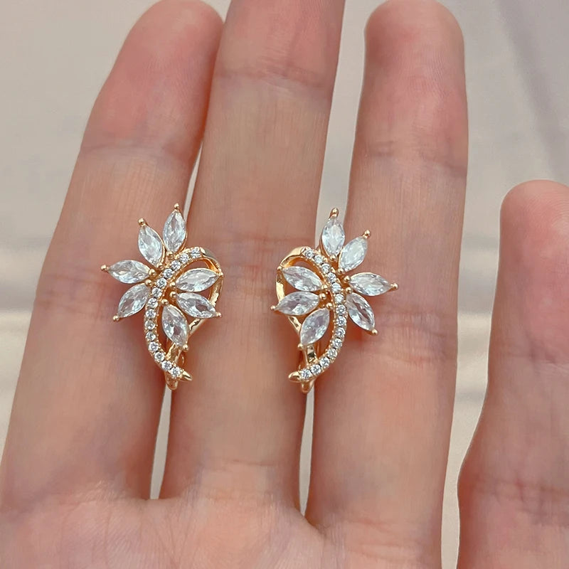 Par de Brincos de Flor com Pétalas de Zircônia e Acabamento em Ouro Rosé 14K