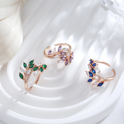 Anel Elegante com Zircônias Cravejadas e Desenho de Folhas em Zircônias Naturais Multicoloridas, Acabamento em Ouro Rosé 14K