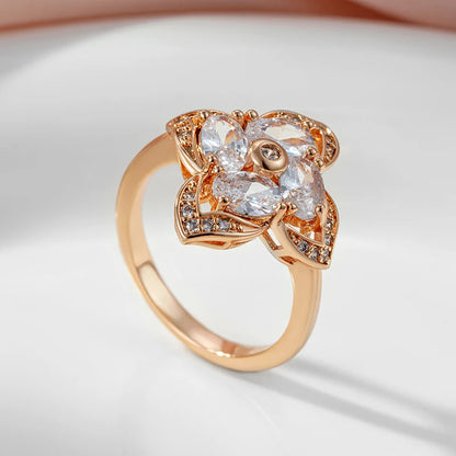 Anel Elegante de Trevo de Quatro Folhas com Zircônias Naturais e Bordas Cravejadas, Acabamento em Ouro Rosé 14K