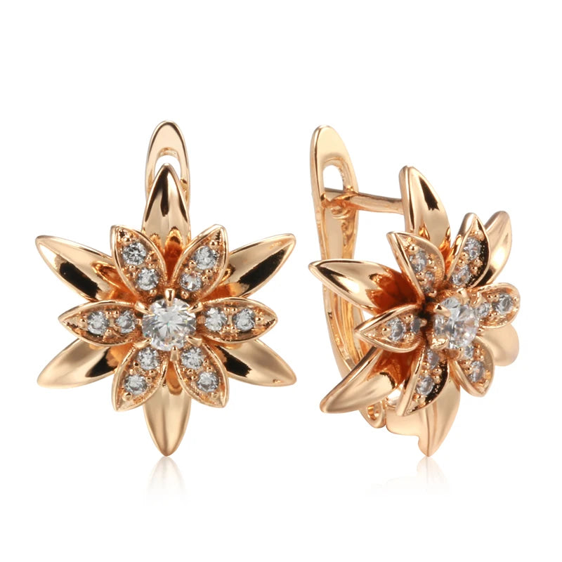 Par de Brincos Elegantes de Flor Ruscus Cravejada com Zircônias e Acabamento em Ouro Rosé 14K