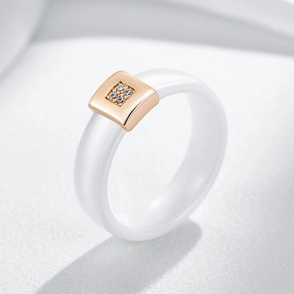 Anel Sofisticado com Acabamento em Cerâmica, Design Quadrado Cravejado de Zircônias e Ouro Rosé 14K