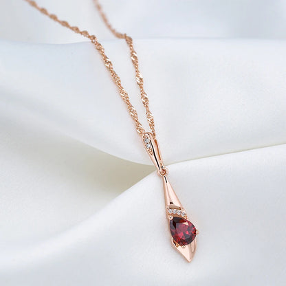 Colar Longo com Pingente Cravejado de Zircônias e Detalhe em Zircônia Vermelha, com Acabamento em Ouro Rosé 14K