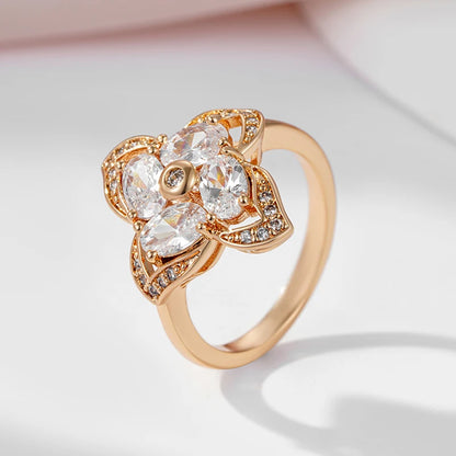 Anel Elegante de Trevo de Quatro Folhas com Zircônias Naturais e Bordas Cravejadas, Acabamento em Ouro Rosé 14K