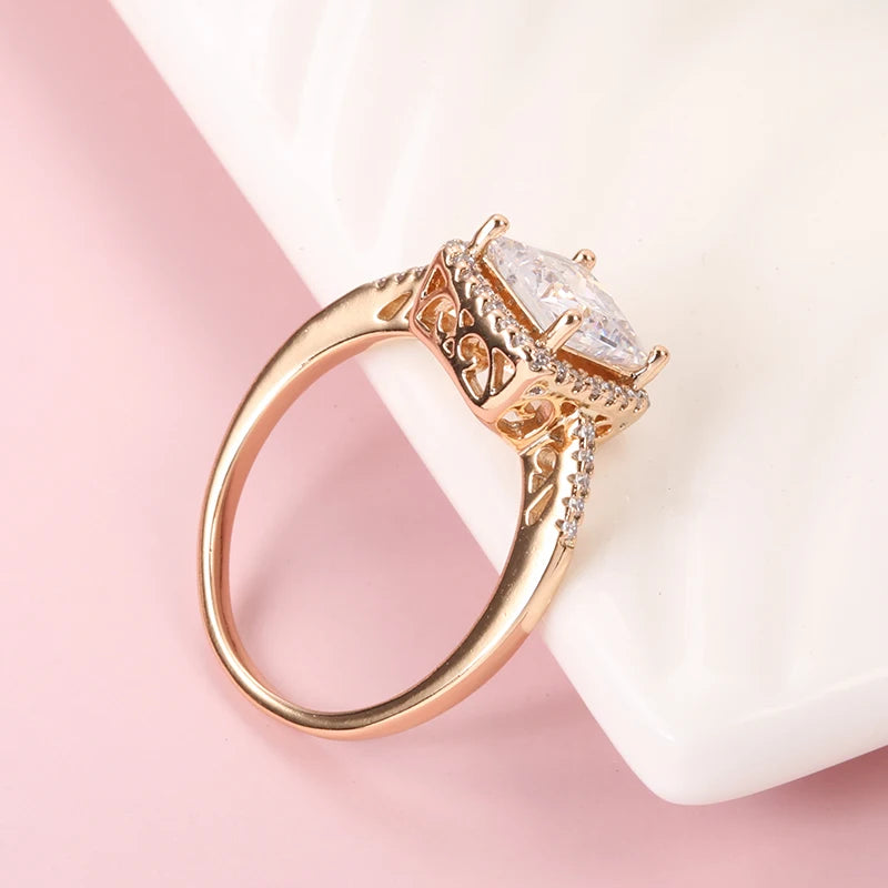 Anel Refinado com Design Quadrado, Zircônia Interna e Bordas Cravejadas, Acabamento em Ouro Rosé 14K