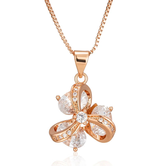 Colar de Flor com Design de Três Pétalas e Acabamento em Ouro Rosé 14K Cravejado de Zircônias