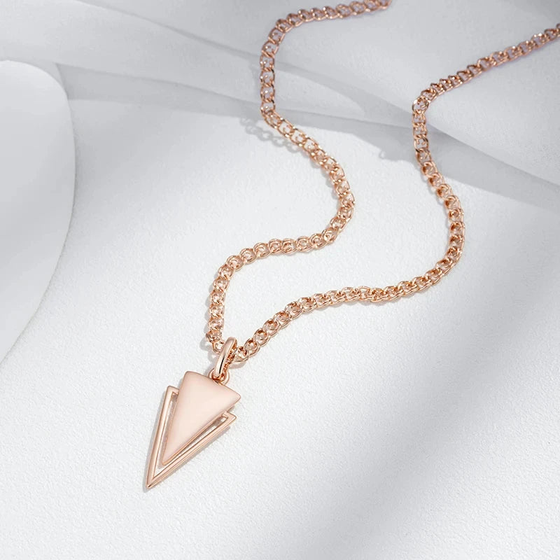 Colar Geométrico Minimalista com Acabamento em Ouro Rosé 14K Design Triangular