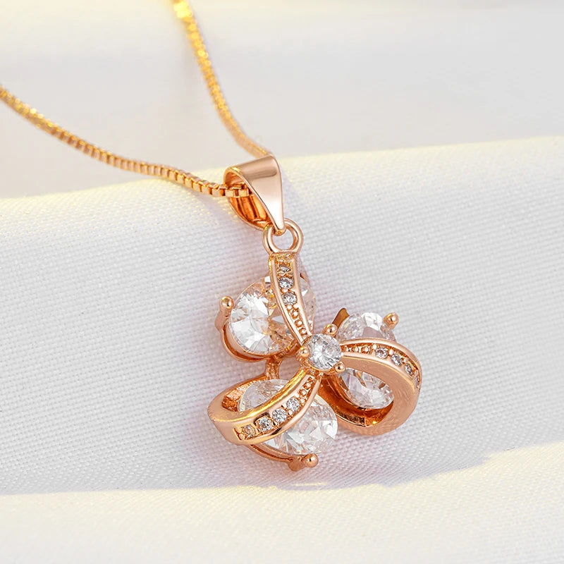 Colar de Flor com Design de Três Pétalas e Acabamento em Ouro Rosé 14K Cravejado de Zircônias