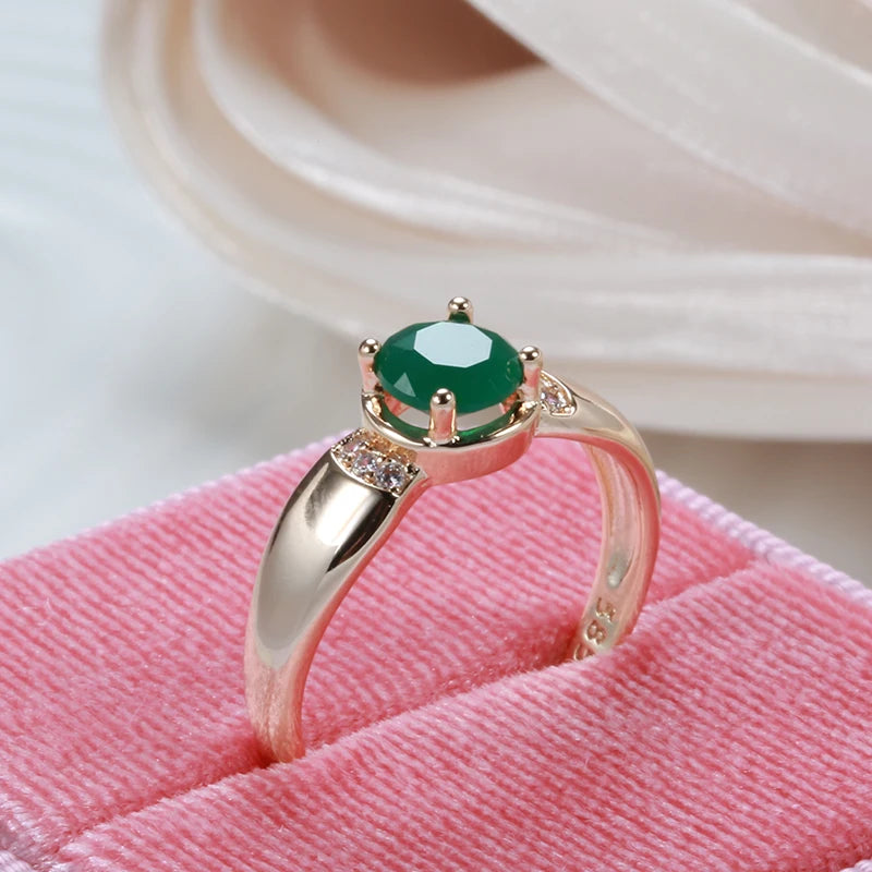 Anel Minimalista com Zircônia Central Verde e Zircônias Cravejadas nas Laterais, Acabamento em Ouro Rosé 14K